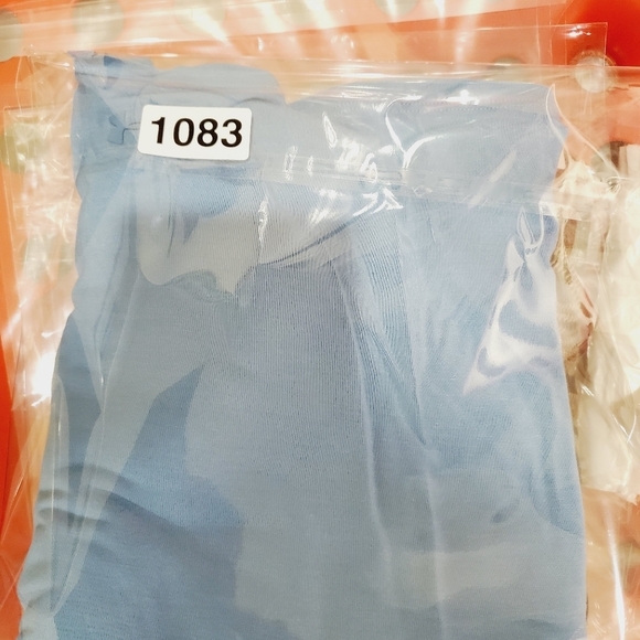 Under Armour Women's athletic top fits M - Picture 9 of 9